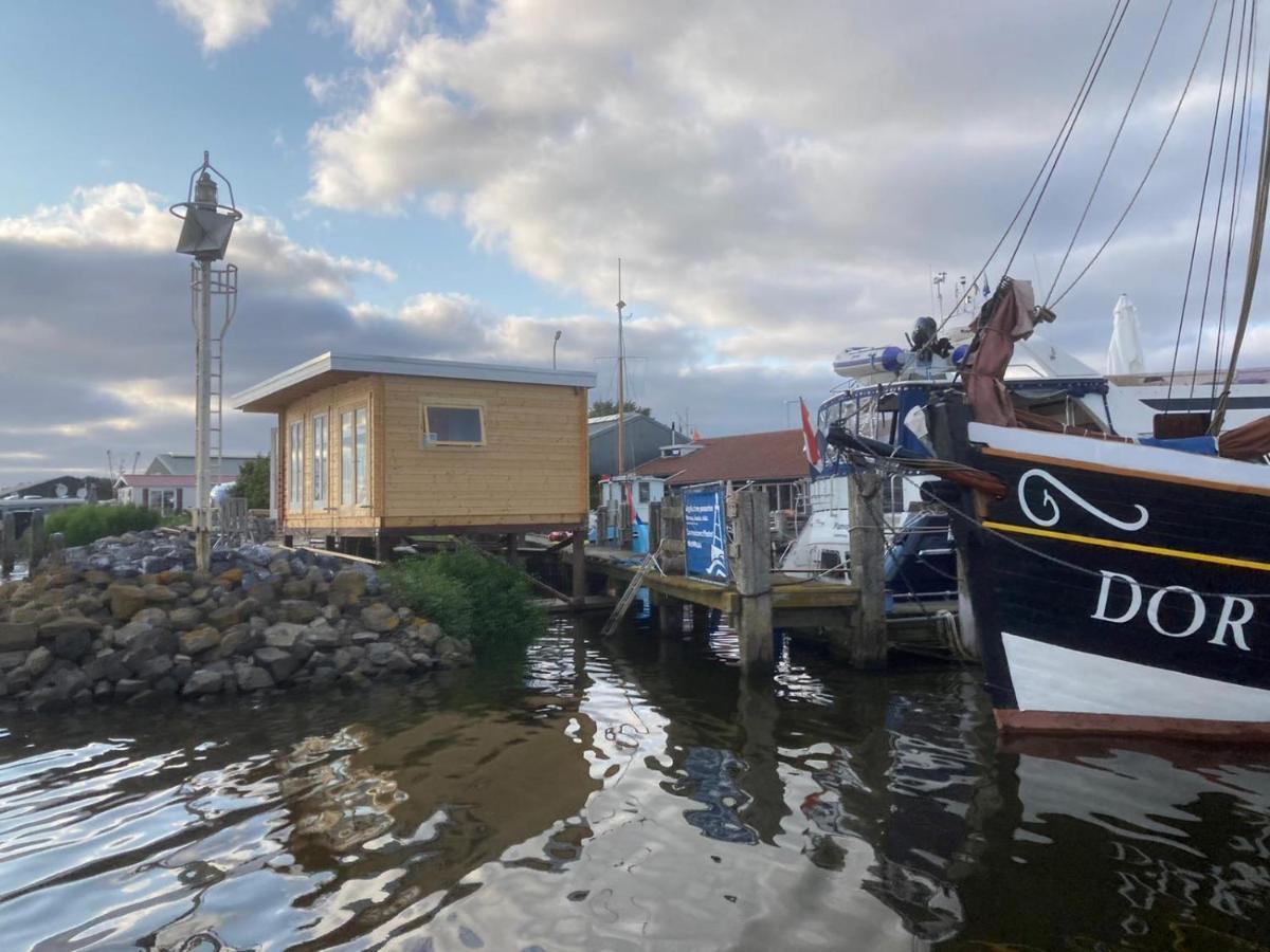 Waterhuisjes Op De Pier Van Lauwersmeerplezier! Lauwersoog Εξωτερικό φωτογραφία